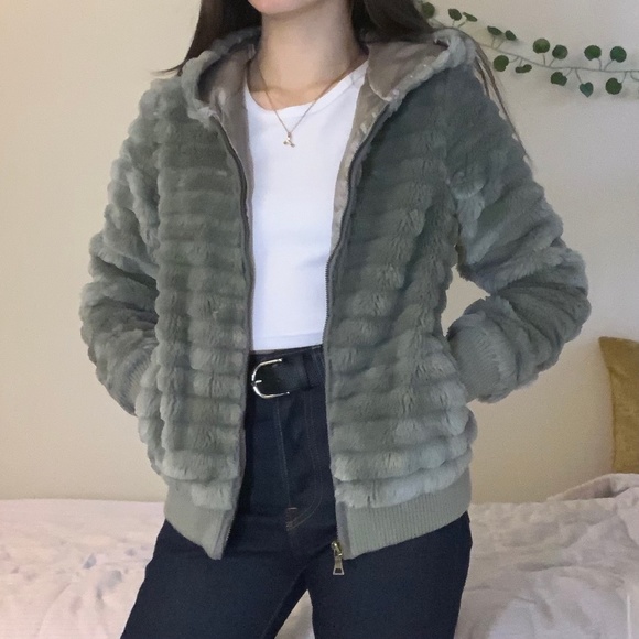 BNWOT Gorgeous Fur Coat with hood - Picture 5 of 5